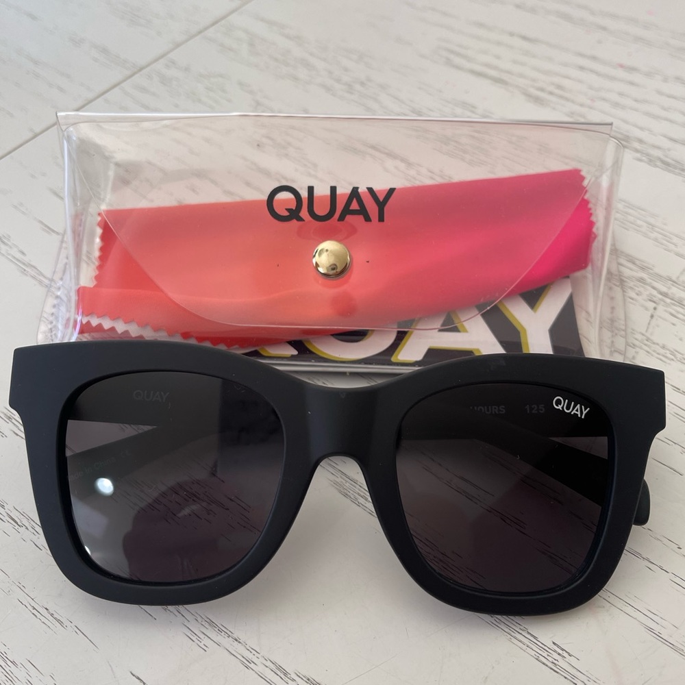 Quay Sunglasses. Color: Black